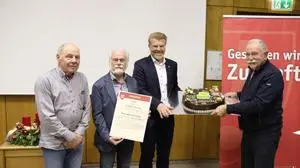 Im Rahmen der Veranstaltung bedankte man sich bei Schülerlotsen: Raimund Hörbinger, Max Weissenbäck, Bürgermeister Harald Bergmann und Augustin Kargl (von links)