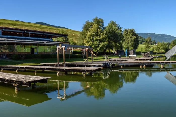 Mit Hilfe von Stegen und über den Sprungturm geht es ab ins Wasser