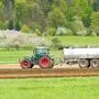 sujet landwirtschaft; bauer; traktor; acker; feld; schadstoffe; jauche; dünger; gülle; nitrat; landwirt; güllefass; getreide; mist; boden; umwelt; natur; arbeit; umweltschutz; stickstoff; phosphat; nitrit; düngen; ausbringen; düngemittel; düngung; kologie; gestank; gesundheit; grundwasser; frühling; agrarwirtschaft; wachstum; nutztierhaltung; jahreszeit; april; versprühen; land; biologisch; ackerbau; umweltverschmutzung; erde; pflege; industriell; ausbringung; bauernhof; farmer; kot; gülleausbringung; wald,sujet, jauche, jauchefass