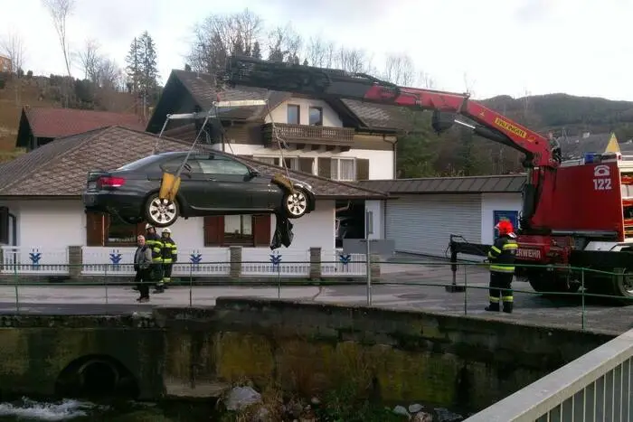 Die Stadtfeuerwehr Weiz konnte das Auto mit neun Einsatzkräften aus dem Bach bergen.