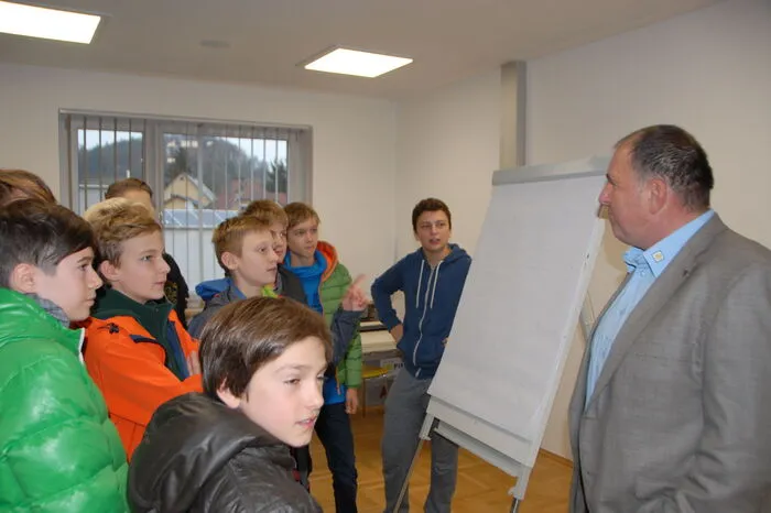 Florian Lugitsch im Gespräch mit den Schülern