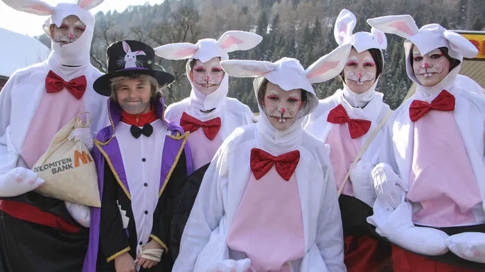 Die Narren in Gmünd zollten der fünften Jahreszeit ihren Tribut. Unter dem Motto "Stadt voller Magie" zogen Magier, Comic- und Märchenhelden durch die Stadt. Auch Unternehmer warfen sich in Schale. Am Foto Mitarbeiter der Dolomiten Bank als zauberhafte Häschen: Josef und Daniel Pichorner, Alexandra Krangler, Julia Willegger, Petra Gritschacher, Melanie Ramsbacher