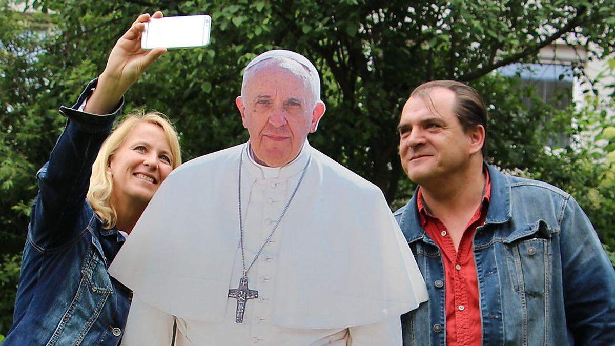 Ein Selfie mit dem Papst können nicht nur Organisatorin Iris Binder und Dommesner Thomas Breschan machen, sondern alle &quot;Lange Nacht&quot;-Besucher