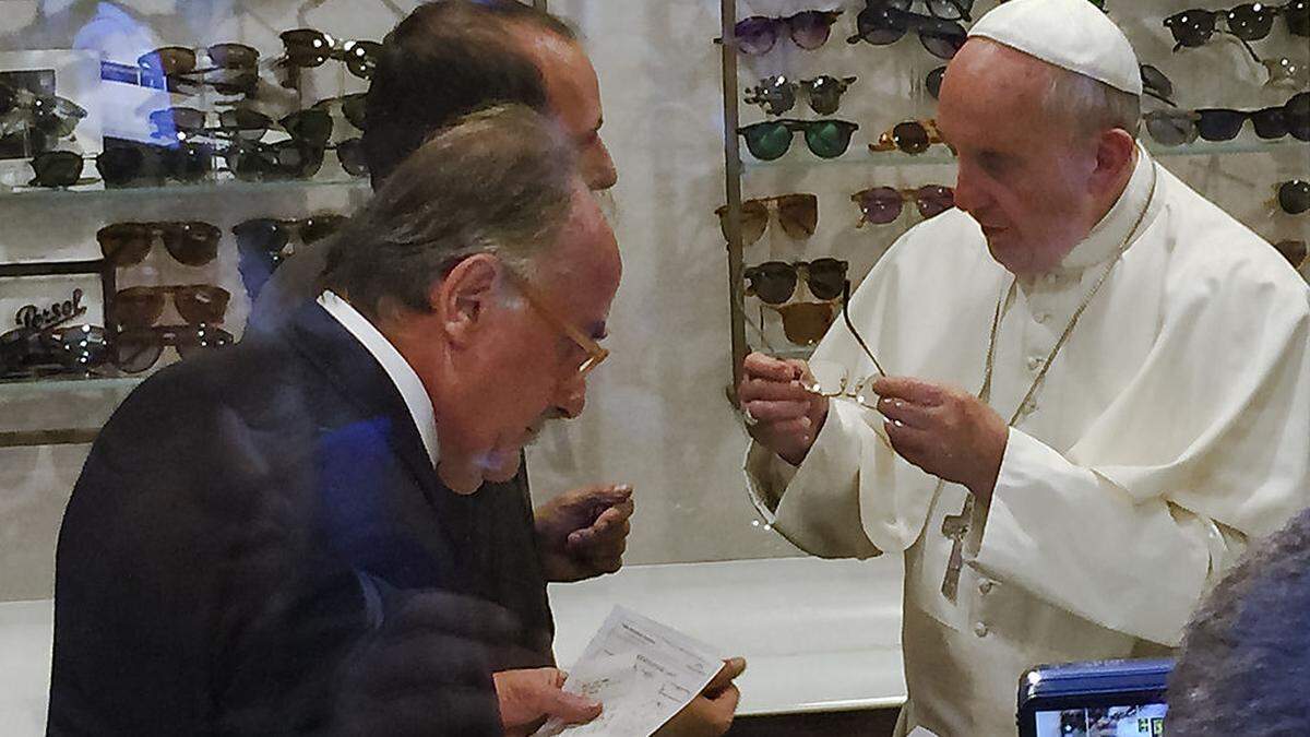 Fachkundige Beratung: Papst Franziskus sucht sich Gläser aus