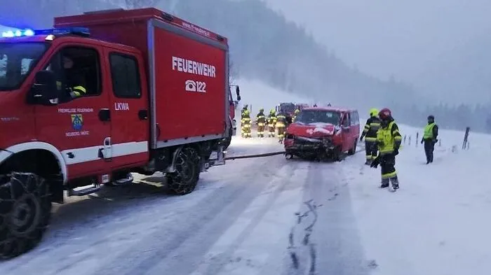 Zwei Autos wurden bei dem Unfall schwer beschädigt