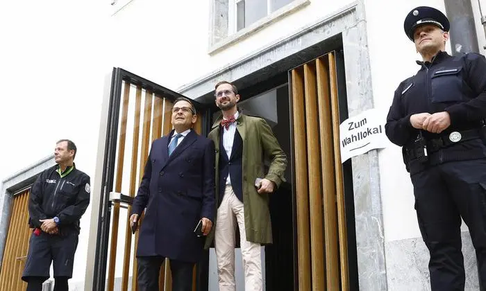 Gerald Grosz und Ehemann Thomas nach der Stimmabgabe