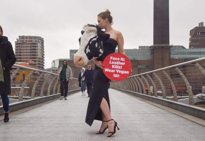 Peta protestierte gegen die Verwendung von Echtleder mit einem Kleid in Anlehnung an Schiaparelli