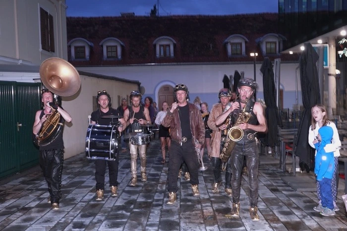 Zum Abschluss begeisterten am Abend die acht verrückten Sound Abenteurer der OOZ Band mit ihrem "OOZIEME ACT" die vielen Zuseher am Südtirolerplatz.