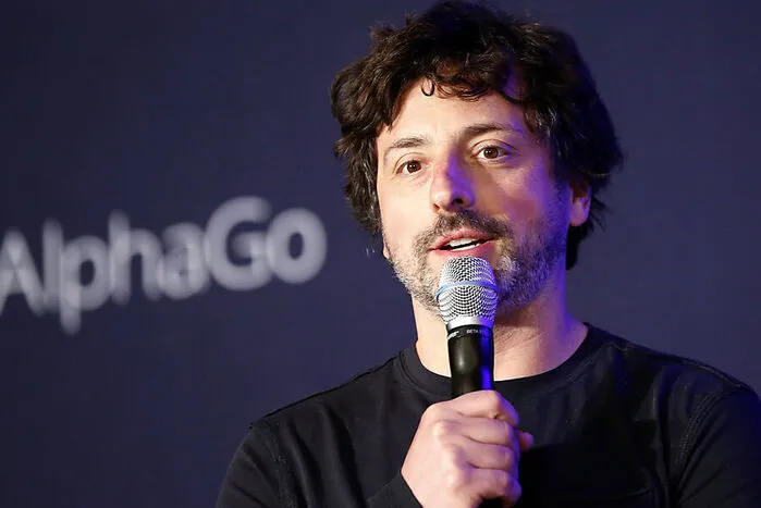 1978 kam Sergey Brin als fünf Jahren kam der in Moskau geborene Sergey Brin mit seinen Eltern in die USA. In den 1990er-Jahren studierte zuerst an der University of Maryland und später an der Stanford University Computerwissenschaften, was er auch abschloss. In Stanford lernte er Larry Page kennen und zusammen entwickelten sie einen Algorithmus für eine Internet-Suchmaschine. 1996 wurde daraus Google. Bis heute halten er und Page eine kontrollierende Mehrheit der Aktien der Google-Mutter Alphabet. Das Vermögen von Brin wird auf 119,2 Milliarden US-Dollar geschätzt. Er gilt als der reichste Immigrant der USA.