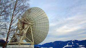 An die 50 Parabolantennen unterschiedlichster Größe und Bauart senden und empfangen via Satelliten die Signale