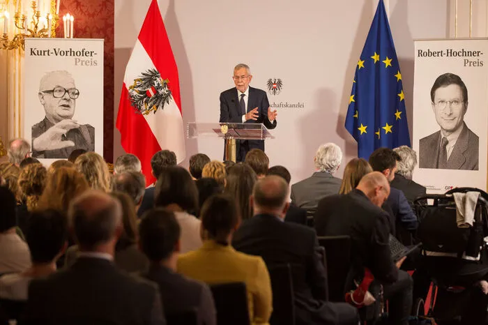 Die Politik, appellierte er, müsse die Presse- und Meinungsfreiheit garantieren: "Wenn Sie finden, dass ich etwas gut gemacht habe, sagen Sie das. Wenn Sie finden, dass ich etwas verpfuscht habe, dann werde ich es aushalten, dass Sie es sagen."