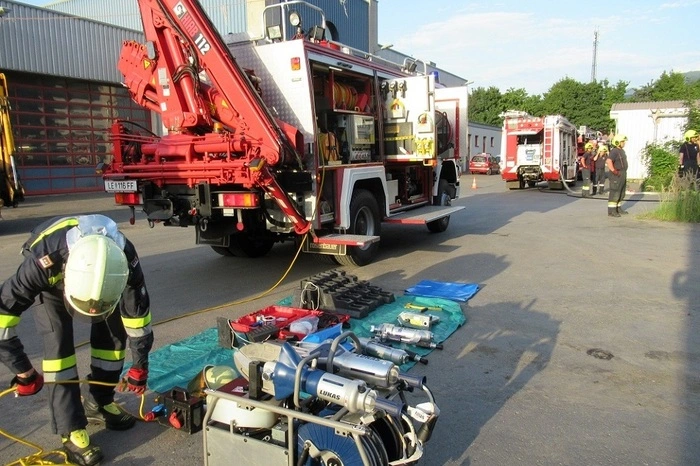Nach einer kurzen Besprechung der Schadenslage wurden gemischte Trupps beider Feuerwehren eingeteilt. Diese mussten die unterschiedlichen Möglichkeiten für die Personenrettung aus den verunfallten Kfz abarbeiten.
