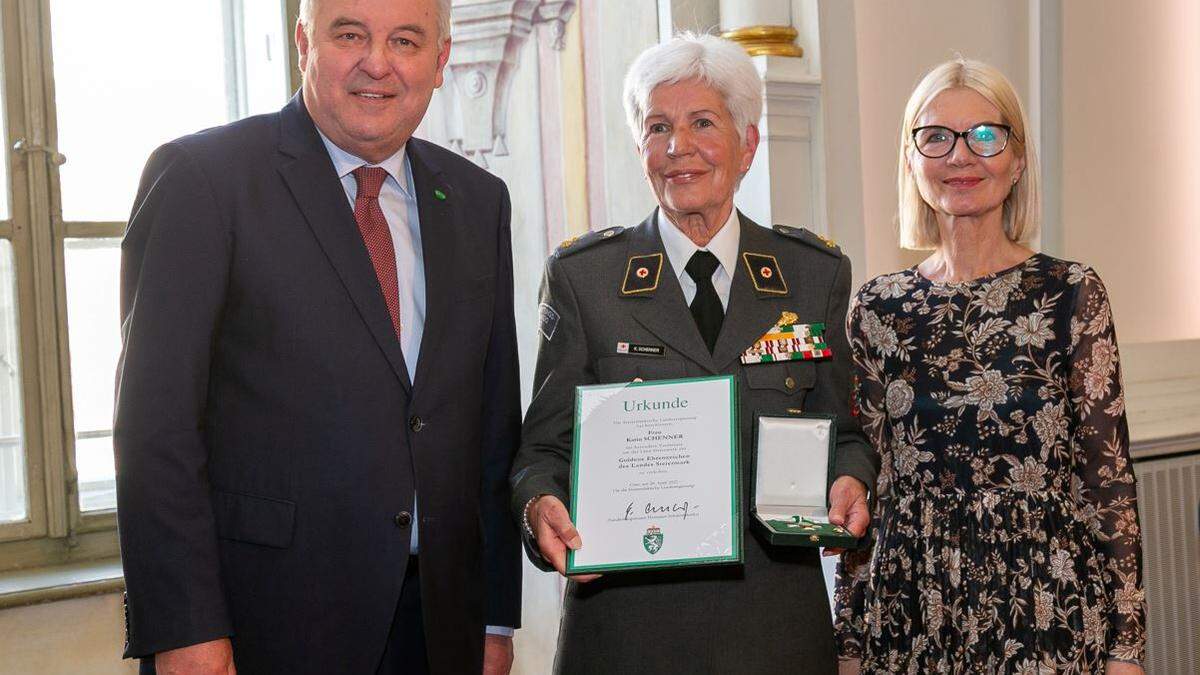 Landeshauptmann Hermann Schützenhöfer und die zweite Landtagspräsidentin Gabriele Kolar verliehen Karin Schenner (Mitte) das Goldene Ehrenzeichen des Landes Steiermark