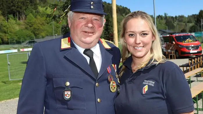 Die Freiwillige Feuerwehr Himmelberg unter ihrem Kommandanten Andreas Puff und die Kameradschaftsführerin Tanja Kröll freuten sich über das neue Mannschaftstransportfahrzeuges (MTF).