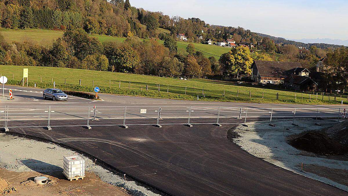 Um diese Kreuzung, wo nun auch die neue Krankenhauszufahrt Waiern abzweigt, geht es 