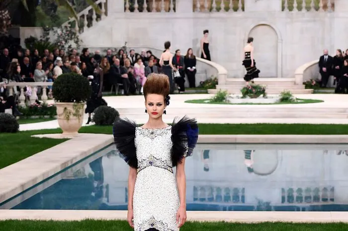 Eine Modejournalistin meinte, sie könne sich nicht erinnern, dass Lagerfeld in seinen 40 Jahren bei Chanel jemals eine Schau verpasst habe.