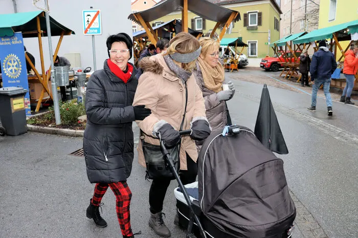 Die jungen Besucher wurden am späten Nachmittag mit Süßigkeiten vom Christkind persönlich beschenkt, was für glänzende Augen bei den kleinen Gästen sorgte. 