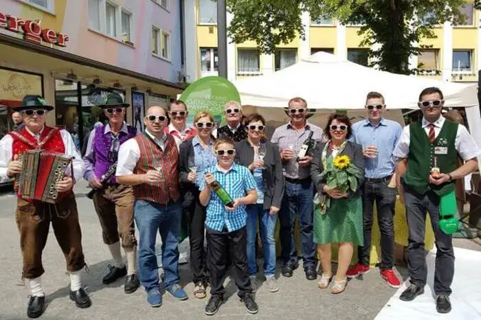 Mit Sonnenbrillen in Solingen, um Werbung für die Steiermark und das sonnige Thermenland zu machen