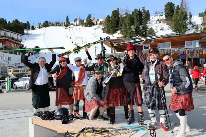 Stefan Schutt mit seinem Junggesellenabschieds-Team aus Bayern und Felix Obermoser Pressereferent aus Kitzbühl/Tirol hatten vollen ihren Spaß auf der Turracher Höhe.