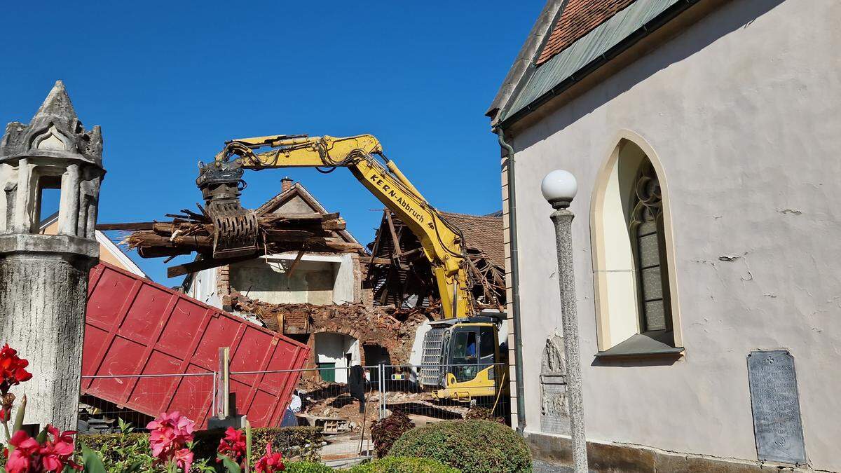 Der große Abrissbagger ist seit Anfang der Woche hinter der Kirche St. Michael in Voitsberg am Werk