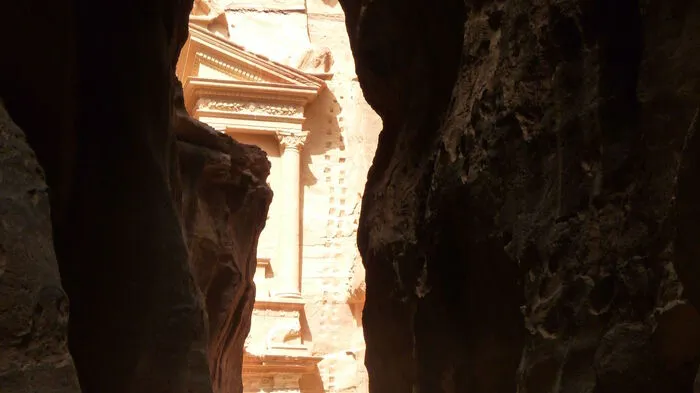 Das ist der Augenblick, der fast nicht mehr zu übertreffen ist: Wenn sich die 1,2 Kilometer lange Felsschlucht, die in die Stadt Petra führt, plötzlich öffnet und man vor dem Schatzhaus steht...