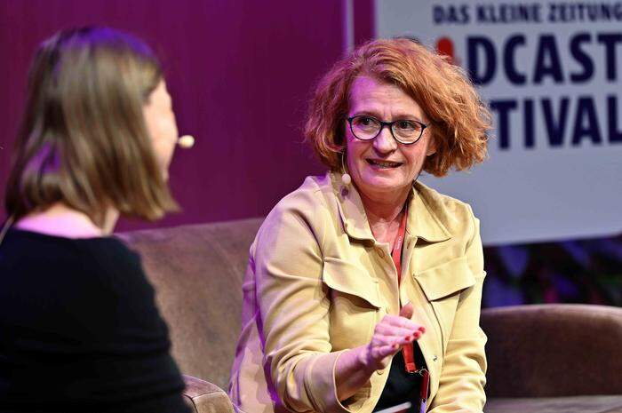 Nicole Siller im Gespräch mit Gesundheitsredakteurin Martina Marx beim Podcastfestival in Klagenfurt
