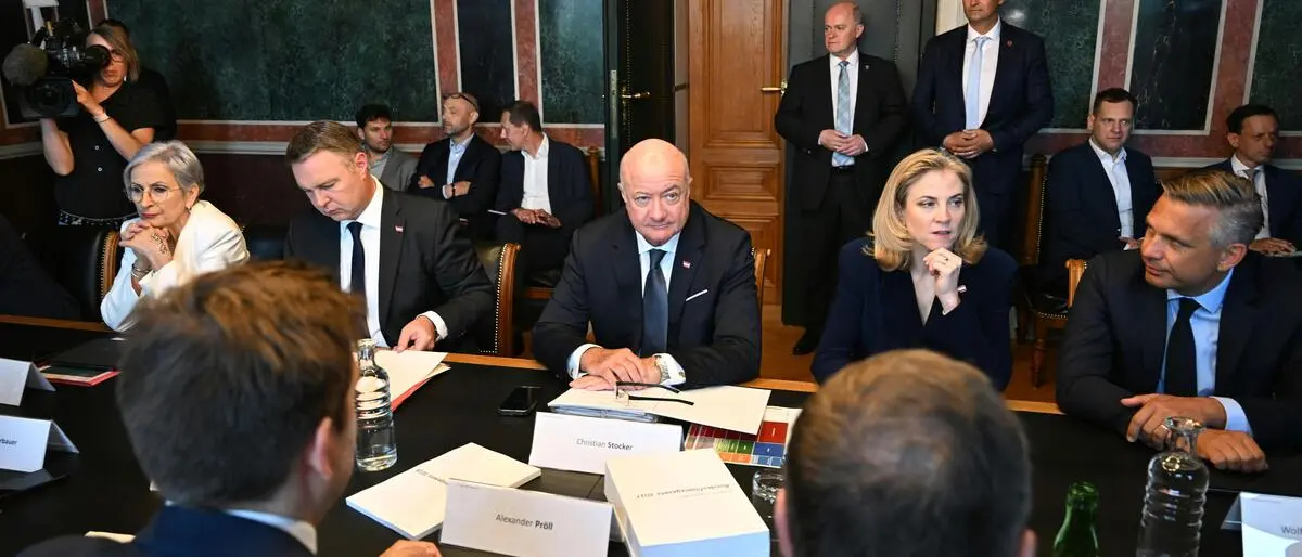 Vizekanzler Andreas Babler (SPÖ), Bundeskanzler Christian Stocker (ÖVP) und Außenministerin Beate Meinl-Reisinger (Neos) beim Ministerrat nach der nächtlichen Sitzung.