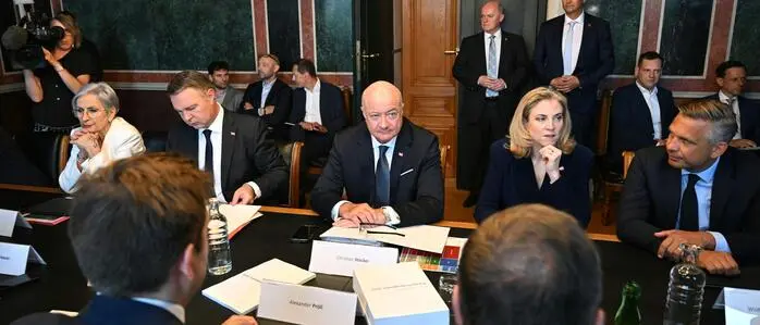 Vizekanzler Andreas Babler (SPÖ), Bundeskanzler Christian Stocker (ÖVP) und Außenministerin Beate Meinl-Reisinger (Neos) beim Ministerrat nach der nächtlichen Sitzung.