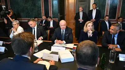 Vizekanzler Andreas Babler (SPÖ), Bundeskanzler Christian Stocker (ÖVP) und Außenministerin Beate Meinl-Reisinger (Neos) beim Ministerrat nach der nächtlichen Sitzung.