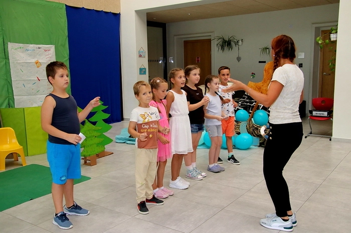 Für ihre Darbietungen bekamen die Kinder vom Publikum, darunter der Lehrkörper der Volksschule mit Clusterleiter Lukas Zagler an der Spitze, tosenden Beifall.