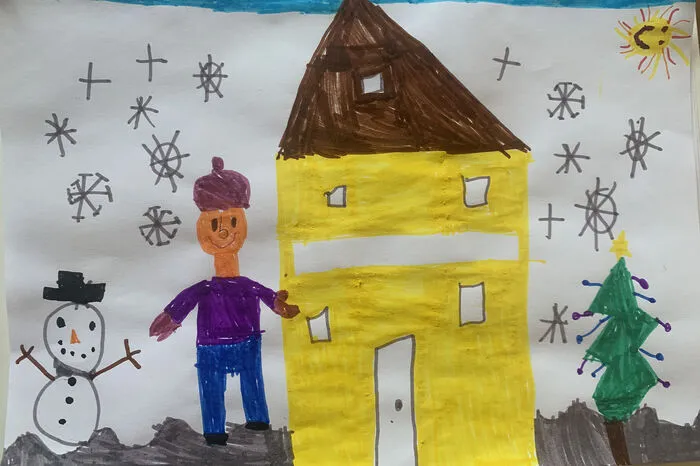 Helena Sima aus Feldkirchen hat sich in ihrem Garten, neben dem Haus gezeichnet. Sie hofft, dass es bald viel schneit, damit sie mit ihren Geschwistern einen großen Schneemann bauen kann. Außerdem kann sie es kaum erwarten, dass ihre Mama bald einen Baum mit vielen bunten Lichtern schmückt.