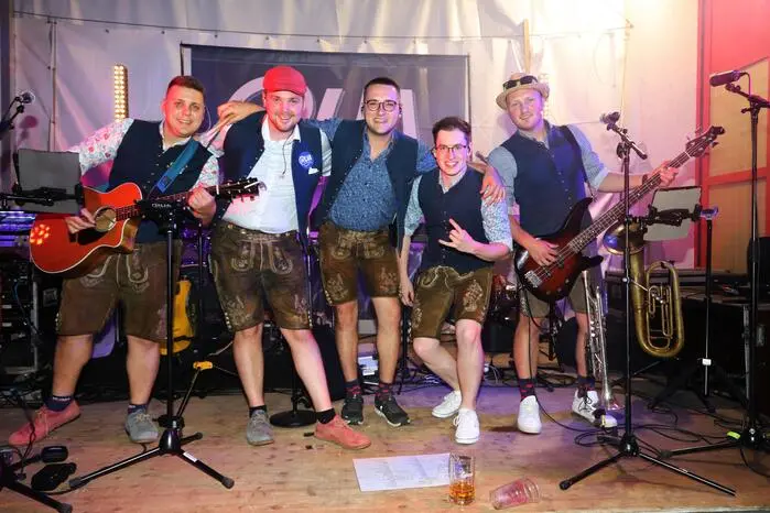 Musikalisch sorgte zum ersten Mal in Kärnten, die Gruppe „RUA“ (Rund um Arnföls - Steiermark) mit Bandleader Lukas Ulbing, Manuel Ulbing Gitarre, E-Gitarre und Gesang, Lead-Gesang und Gitarre, Lukas Leitinger Schlagzeug und Gesang, Thomas Pust Klavier, Steirische-Harmonika und Gesang, sowie Stefan Stelzl E-Bass, Bariton, Trompete und Gesang für super gute Stimmung und guter Laune im voll besetzten Festzelt beim Rüsthaus.