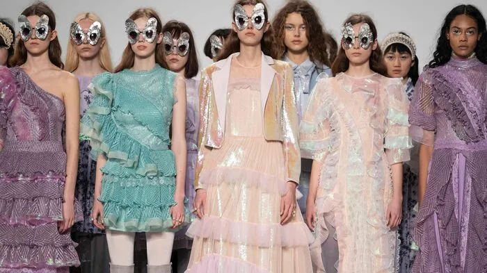Pastellfarben, federleichte Stoffe und Schmetterlinge im Gepäck: Der in London lebende türkische Designer Bora Aksu setzt auch im Herbst/Winter 2019 auf Frühlingsgefühle.