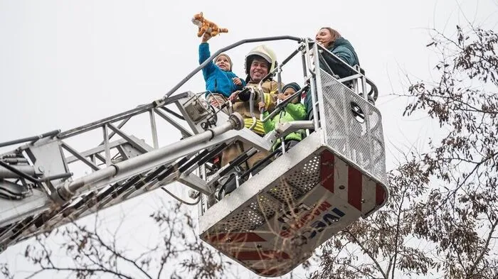 Dreijähriger rettet in Graz Katze von Baum: Erfolgreiche Tierrettung mit Jakob (3) und Paul (4) auf der Feuerwehrdrehleiter in 15 Meter Höhe.