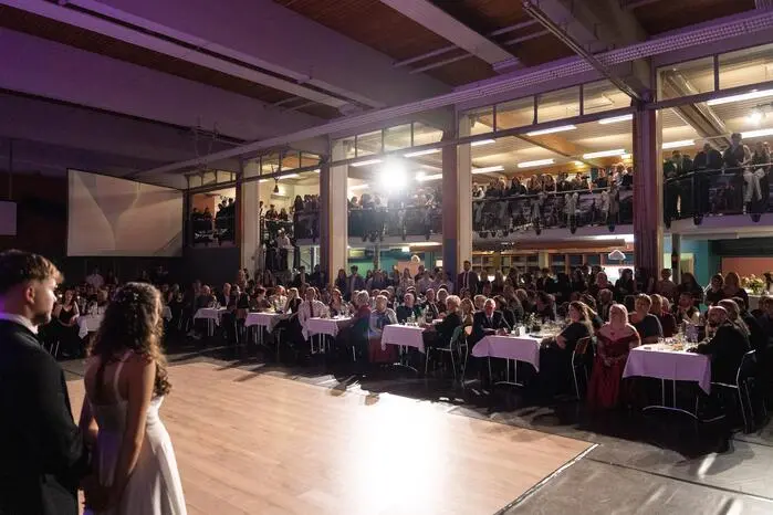 Die Halle war festlich geschmückt, überall glitzerte und funkelte es und die Aufregung der Schülerinnen und Schüler lag förmlich in der Luft