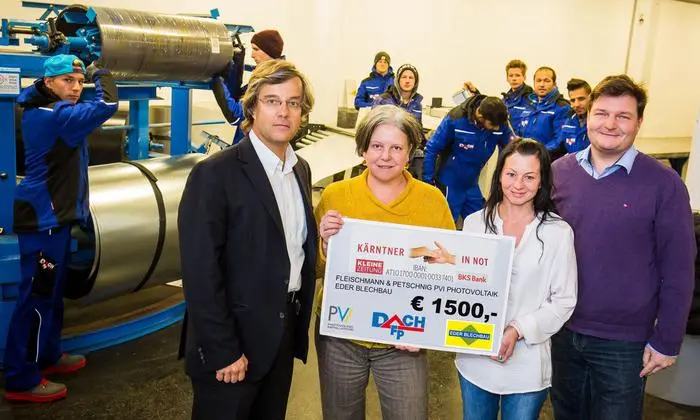 Mitarbeiter und Geschäftsführung vom Dachprofi F&P spendeten