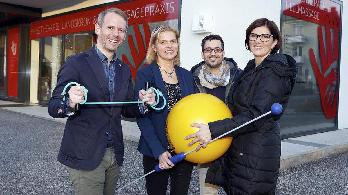 Andreas Sucher, Szilvia Scharf, Masco Cruz da Silva und Ulrike Stranner vor der Praxis