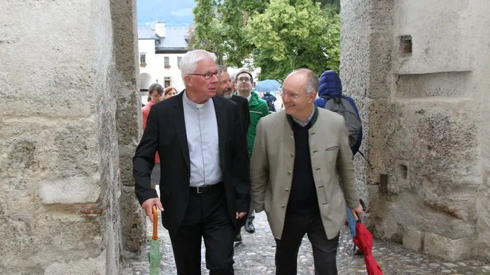 „Herzlich willkommen zu Hause, Herr Erzbischof!“ so wurde Franz Lackner von Festungsverwalter Bernhard Heil (rechts) auf der Festung Hohensalzburg - die einst den Erzbischöfen von Salzburg gehörte - begrüßt.
