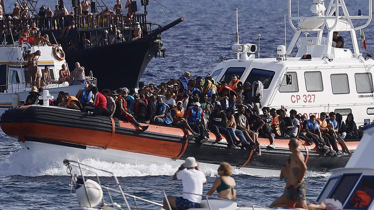 Migranten in Anfahrt auf Lampedusa