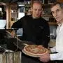 Der neue Inhaber des Stadtcafés, Sami Osmani (rechts), serviert seinen Gästen auch Pizza