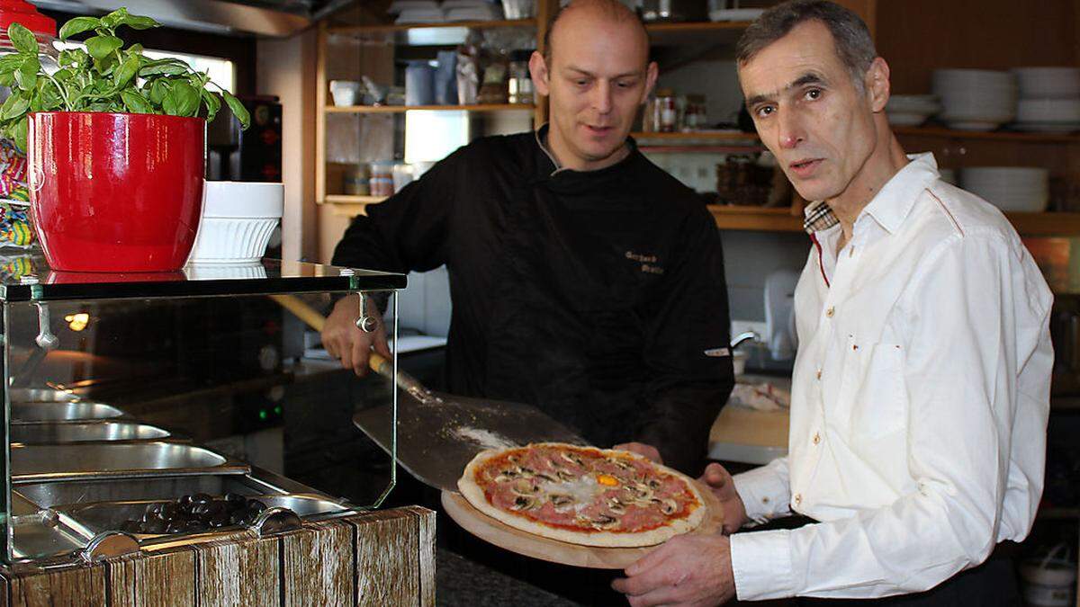 Der neue Inhaber des Stadtcafés, Sami Osmani (rechts), serviert seinen Gästen auch Pizza