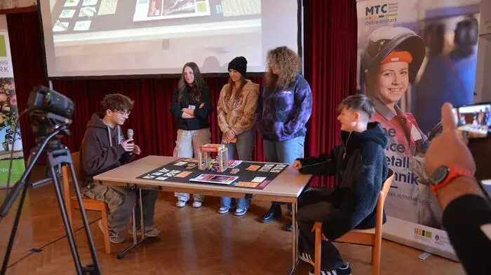 50 Schülerinnen und Schüler bauten letzte Woche zwei tage lang an Prototypen für technische Unternehmen. Das Projekt, das von „Annas Garage“ gemeinsam mit der Regionalentwicklung Oststeiermark veranstaltet wurde, zielte darauf ab, junge Menschen und Unternehmen zusammenzubringen und die Jugendlichen für technische Unternehmen zu begeistern. 