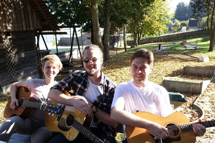 Singer-Songwriter Ela Querfeld, Julian Grabmayer und Beni Hafner.