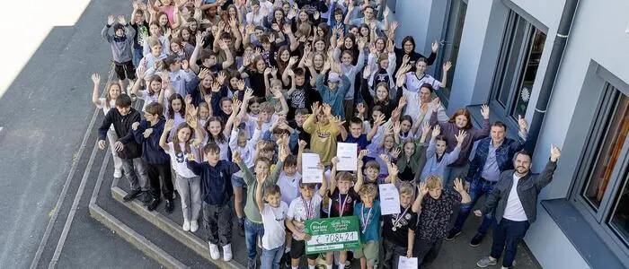 Die Schüler der Musikmittelschule Großklein mit Lehrern und Marcel Resch, Obmann von „Steirer mit Herz“