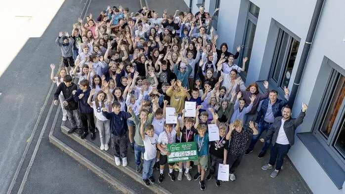 Die Schüler der Musikmittelschule Großklein mit Lehrern und Marcel Resch, Obmann von „Steirer mit Herz“ 