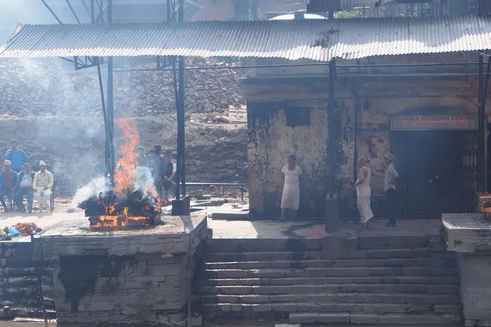 Hier liegen die sogenannten Ghats, Verbrennungsstätten für gläubige Hindus. Dass es daneben eine neue Verbrennungsstätte gibt, hat keine Auswirkungen, denn Tradition ist Tradition.