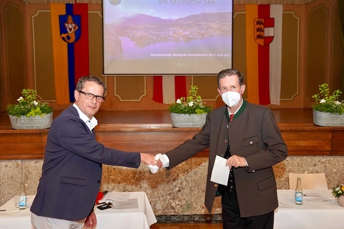 Bezirkshauptmann Klaus Brandner bei der Angelobung von Thomas Schäfauer als neuer Bürgermeister von Seeboden am Millstättersee