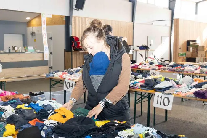 Bereits zum achten Mal wurde der saisonale und sorgfältig sortierte Kinderflohmarkt organisiert und lockte zahlreiche Besucherinnen und Besucher an. 