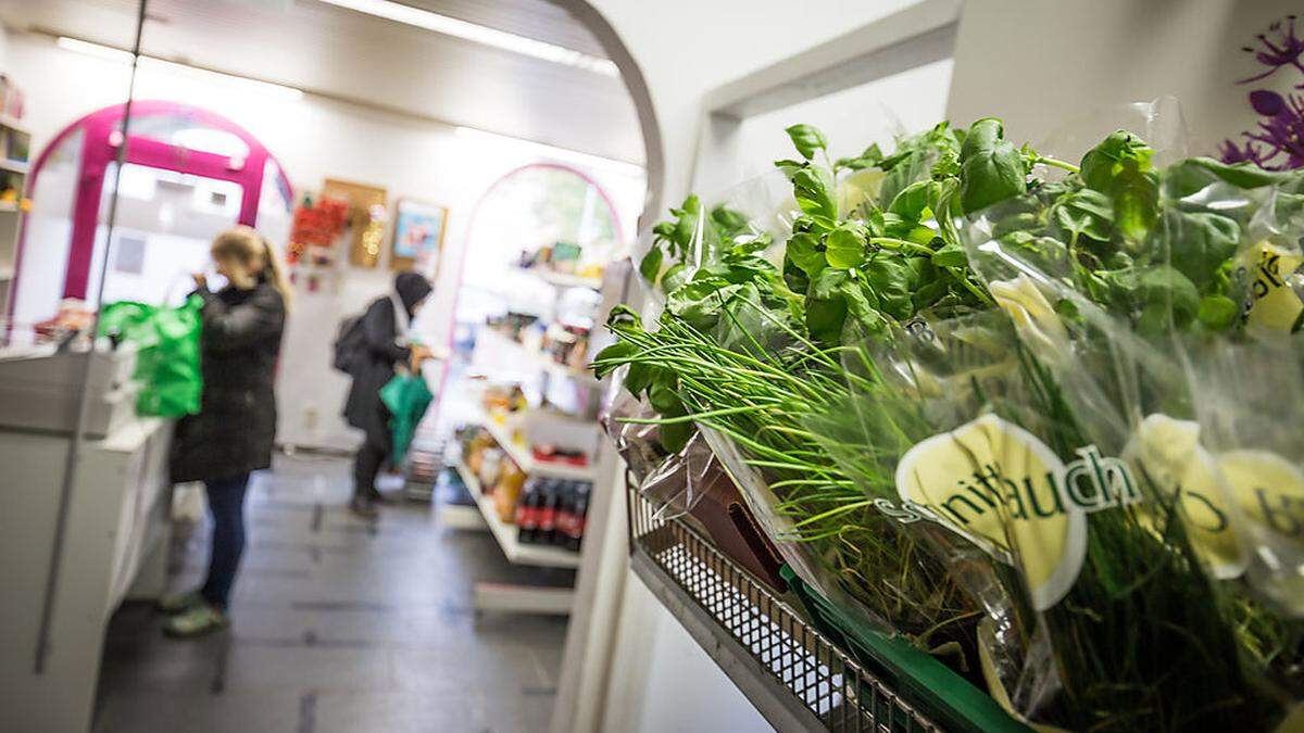 Die Stadtkarte berechtigt unter anderem zum Einkauf im Sozialmarkt oder zum Essen in der Volksküche