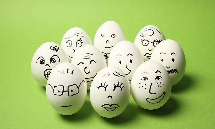 Bitte lächeln: Du kannst die Eier nach dem Kochen einfach mit den Gesichtern deiner Familie verzieren. 